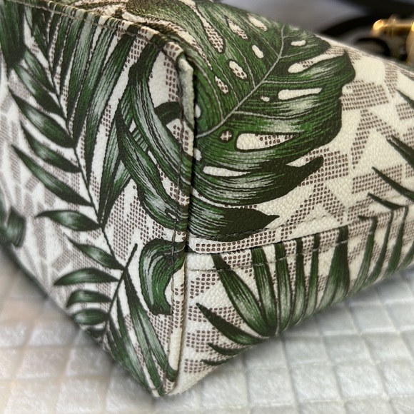 Michael Kors purse and wallet combo. - Picture 10 of 15